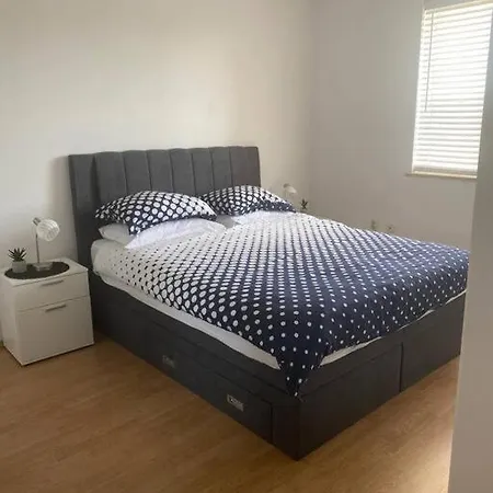 Lovely 3 Bedroom In Quiet Area W/ Pool Apartment