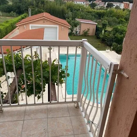 Lovely 3 Bedroom In Quiet Area W/ Pool Pula