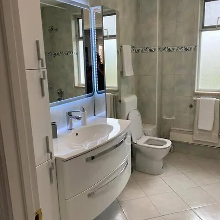Lovely 3 Bedroom In Quiet Area W/ Pool Appartamento *
