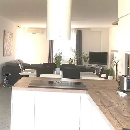 Lovely 3 Bedroom In Quiet Area W/ Pool Apartment *