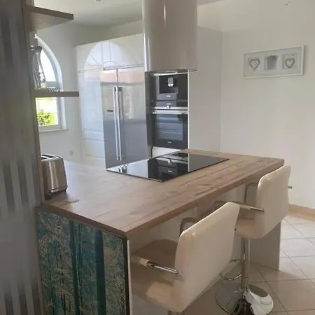 Lovely 3 Bedroom In Quiet Area W/ Pool Apartment *