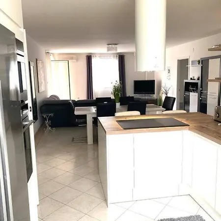Lovely 3 Bedroom In Quiet Area W/ Pool Apartment Pula